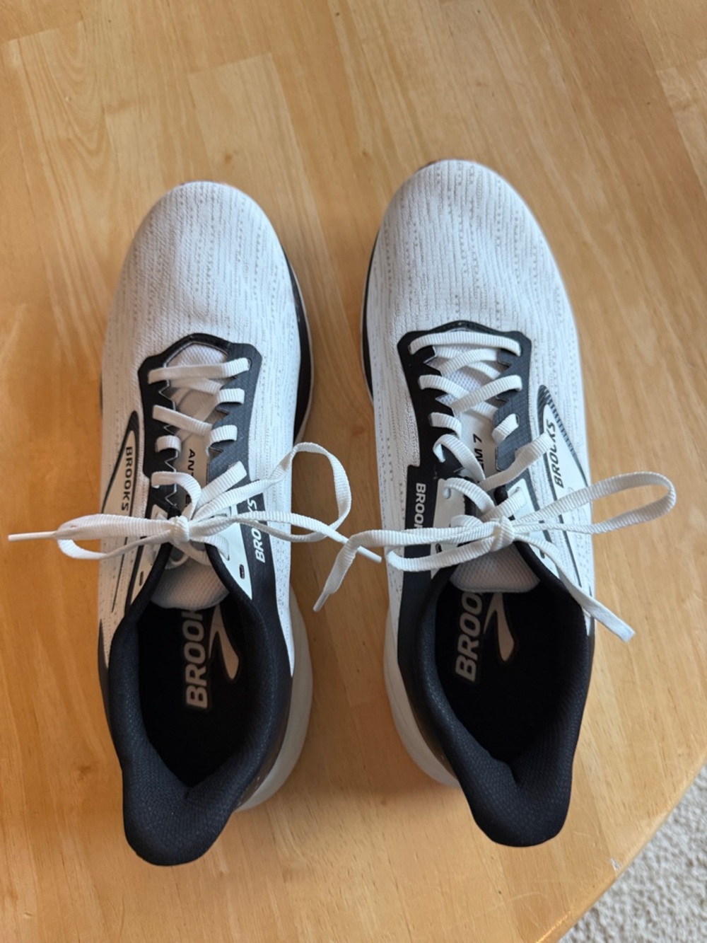 Brooks Women's Anthem 7 White and Black Athletic Running Shoes. Size 12